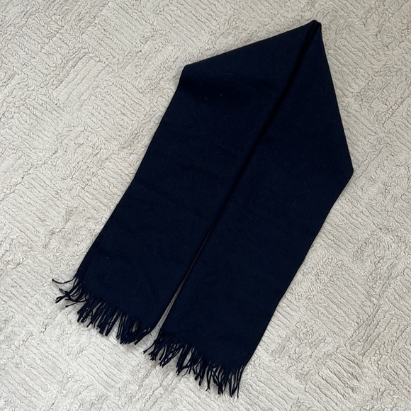 Pendleton 100% wool scarf, solid navy blue with fringe - Picture 15 of 16